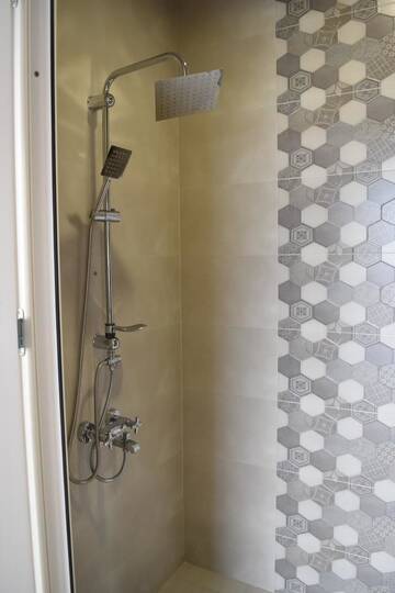 Фото номера Двухместный номер с 1 кроватью и балконом Гостевой дом Traveler Kazbegi Guesthouse г. Степанцминда 5