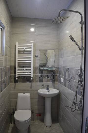 Фото номера Четырехместный номер с балконом Гостевой дом Traveler Kazbegi Guesthouse г. Степанцминда 6