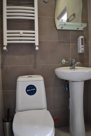 Фото номера Двухместный номер с 1 кроватью и балконом Гостевой дом Traveler Kazbegi Guesthouse г. Степанцминда 6