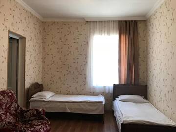Фото номера Cемейный номер с собственной ванной комнатой Гостевой дом Traveler Kazbegi Guesthouse г. Степанцминда 3