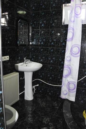 Фото номера Cемейный номер с собственной ванной комнатой Гостевой дом Traveler Kazbegi Guesthouse г. Степанцминда 7