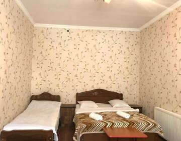 Фото номера Cемейный номер с собственной ванной комнатой Гостевой дом Traveler Kazbegi Guesthouse г. Степанцминда 4