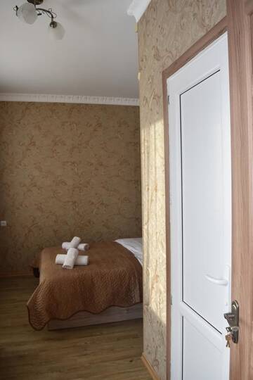 Фото номера Двухместный номер с 1 кроватью и балконом Гостевой дом Traveler Kazbegi Guesthouse г. Степанцминда 7