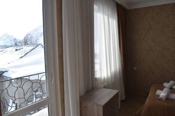 Фото номера Двухместный номер с 1 кроватью и балконом Гостевой дом Traveler Kazbegi Guesthouse г. Степанцминда 8