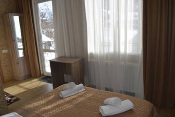Фото номера Двухместный номер с 1 кроватью и балконом Гостевой дом Traveler Kazbegi Guesthouse г. Степанцминда 9