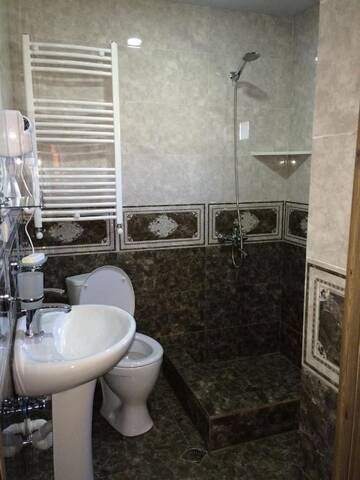 Фото номера Четырехместный номер с видом на горы Мини-отель Nikolo Inn г. Степанцминда 6