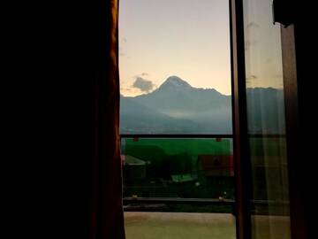 Фото номера Двухместный номер с 2 отдельными кроватями и балконом Отель North Kazbegi г. Степанцминда 17