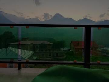 Фото номера Двухместный номер с 2 отдельными кроватями и балконом Отель North Kazbegi г. Степанцминда 15