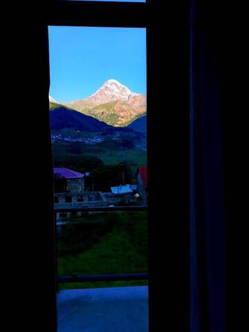 Фото номера Двухместный номер с 2 отдельными кроватями и балконом Отель North Kazbegi г. Степанцминда 29