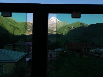 Фото номера Двухместный номер с 2 отдельными кроватями и балконом Отель North Kazbegi г. Степанцминда 27