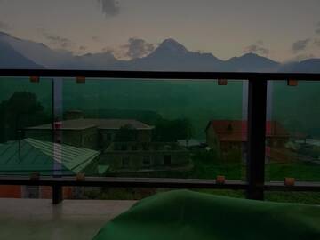 Фото номера Двухместный номер с 2 отдельными кроватями и балконом Отель North Kazbegi г. Степанцминда 28