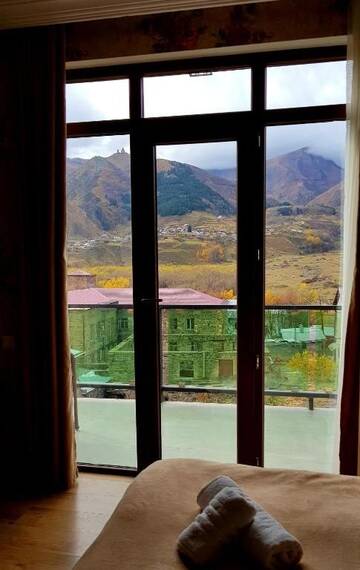 Фото номера Двухместный номер с 2 отдельными кроватями и балконом Отель North Kazbegi г. Степанцминда 31