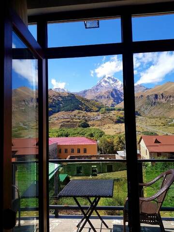 Фото номера Двухместный номер с 2 отдельными кроватями и балконом Отель North Kazbegi г. Степанцминда 3