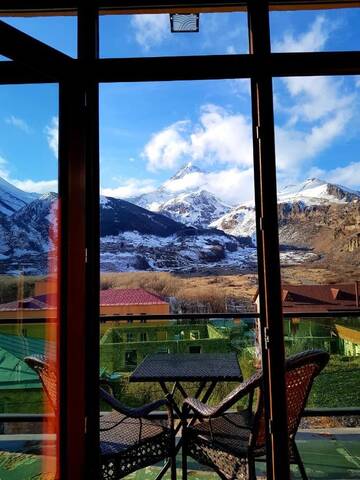 Фото номера Двухместный номер с 2 отдельными кроватями и балконом Отель North Kazbegi г. Степанцминда 2