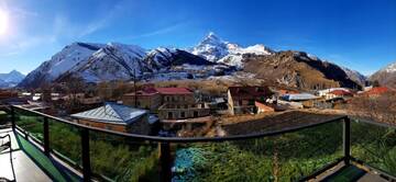 Фото номера Двухместный номер с 2 отдельными кроватями и балконом Отель North Kazbegi г. Степанцминда 9