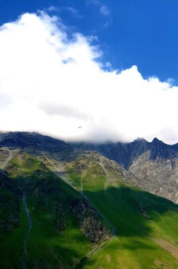 Фото номера Двухместный номер с 2 отдельными кроватями и балконом Отель North Kazbegi г. Степанцминда 2