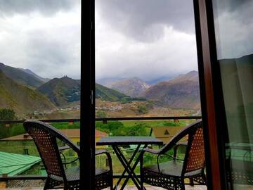 Фото номера Двухместный номер с 2 отдельными кроватями и балконом Отель North Kazbegi г. Степанцминда 37