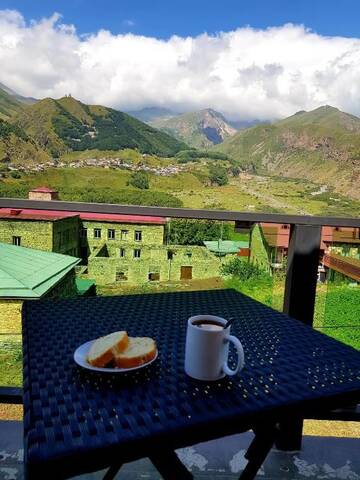 Фото номера Двухместный номер с 2 отдельными кроватями и балконом Отель North Kazbegi г. Степанцминда 38