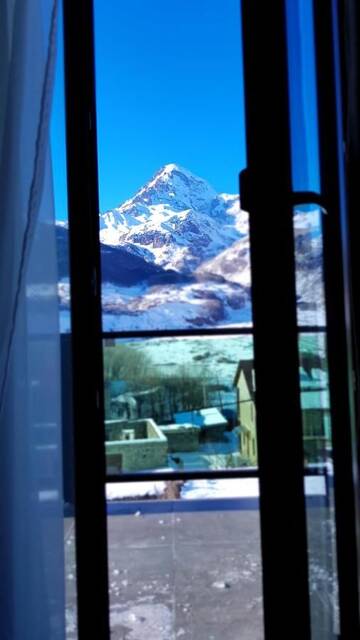 Фото номера Двухместный номер с 2 отдельными кроватями и балконом Отель North Kazbegi г. Степанцминда 10