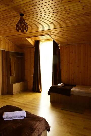 Фото номера Семейный номер с балконом Гостевой дом Wooden Guesthouse г. Степанцминда 9