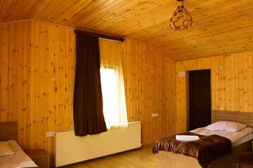 Фото номера Семейный номер с балконом Гостевой дом Wooden Guesthouse г. Степанцминда 16