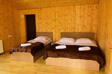 Фото номера Семейный номер с балконом Гостевой дом Wooden Guesthouse г. Степанцминда 17