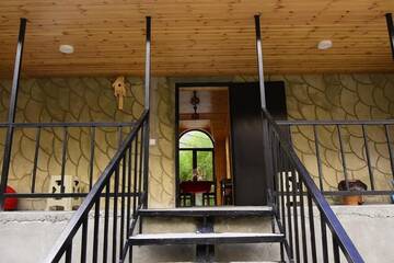 Фото номера Семейный номер с балконом Гостевой дом Wooden Guesthouse г. Степанцминда 18