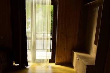 Фото номера Семейный номер с балконом Гостевой дом Wooden Guesthouse г. Степанцминда 20