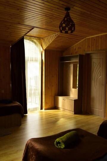 Фото номера Семейный номер с балконом Гостевой дом Wooden Guesthouse г. Степанцминда 26