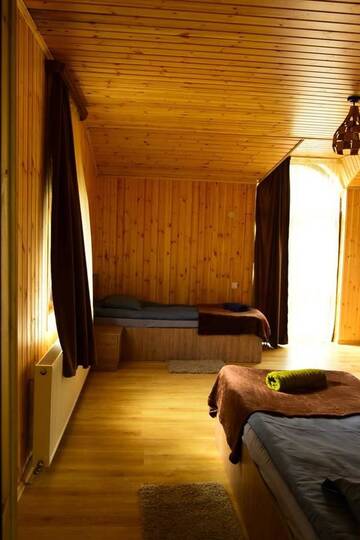 Фото номера Семейный номер с балконом Гостевой дом Wooden Guesthouse г. Степанцминда 7