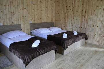 Фото номера Семейный номер с балконом Гостевой дом Wooden Guesthouse г. Степанцминда 33