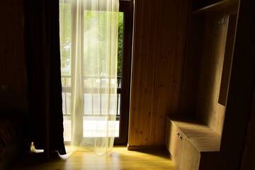 Фото номера Семейный номер с балконом Гостевой дом Wooden Guesthouse г. Степанцминда 8