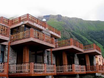 Фото Отели типа «постель и завтрак» Vache Hotel г. Степанцминда 1