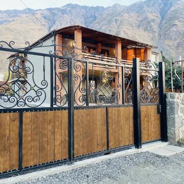 Фото номера Двухместный номер с 1 кроватью и видом на горы Отель Paradise Kazbegi г. Степанцминда 3
