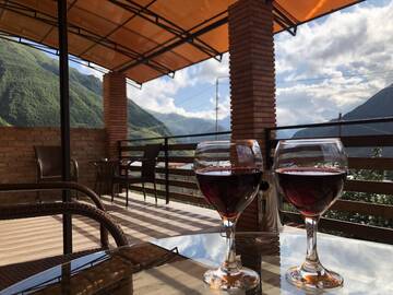 Фото номера Двухместный номер с 1 кроватью и балконом Отель Paradise Kazbegi г. Степанцминда 3