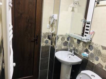 Фото номера Двухместный номер с 2 отдельными кроватями Отель Paradise Kazbegi г. Степанцминда 4