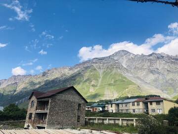 Фото номера Двухместный номер с 1 кроватью и балконом Отель Paradise Kazbegi г. Степанцминда 7