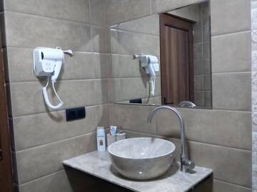 Фото номера Трехместный номер с собственной ванной комнатой Гостевой дом COZY HOUSE г. Степанцминда 5