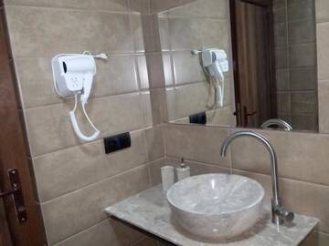 Фото номера Трехместный номер с собственной ванной комнатой Гостевой дом COZY HOUSE г. Степанцминда 7