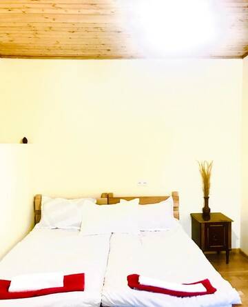 Фото номера Трехместный номер с основными удобствами Гостевой дом Guesthouse Nicolo г. Степанцминда 4