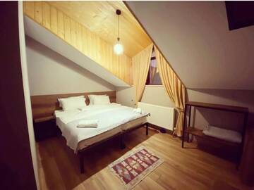 Фото номера Двухместный номер с 1 кроватью, вид на сад Отель Villa Kazbegi г. Степанцминда 4