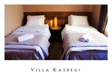Фото номера Двухместный номер с 1 кроватью, вид на сад Отель Villa Kazbegi г. Степанцминда 7