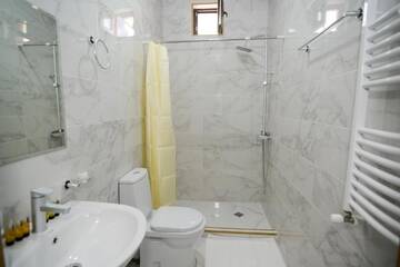 Фото номера Трехместный номер с окном Отель Cliff House г. Степанцминда 2