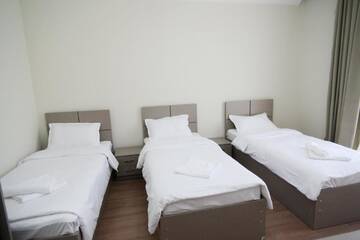 Фото номера Стандартный трехместный номер Отель Cliff House г. Степанцминда 3