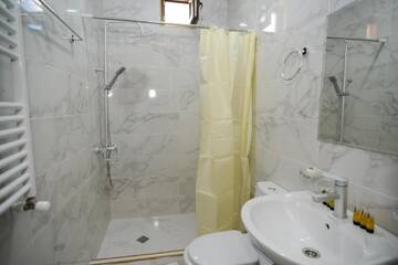 Фото номера Трехместный номер с окном Отель Cliff House г. Степанцминда 4