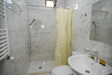 Фото номера Трехместный номер с окном Отель Cliff House г. Степанцминда 7