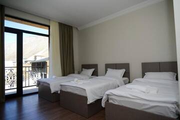 Фото номера Трехместный номер с балконом Отель Cliff House г. Степанцминда 5