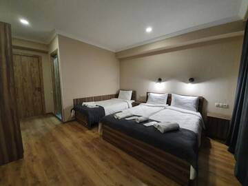 Фото номера Стандартный семейный номер Отель Hotel Gold Kazbegi г. Степанцминда 5