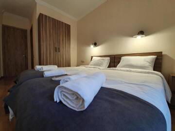 Фото номера Стандартный двухместный номер с 2 отдельными кроватями Отель Hotel Gold Kazbegi г. Степанцминда 9