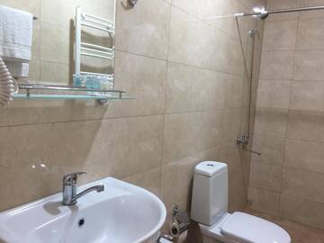 Фото номера Двухместный номер с 1 кроватью или 2 отдельными кроватями, вид на горы Отель Shushabandi Kazbegi г. Степанцминда 9